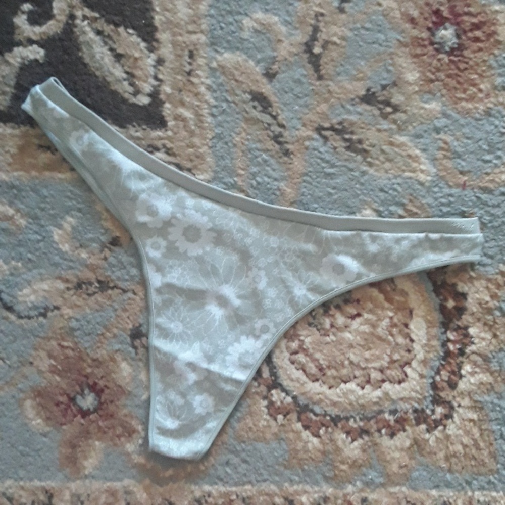 Pink VS thong - Picture 3 of 14